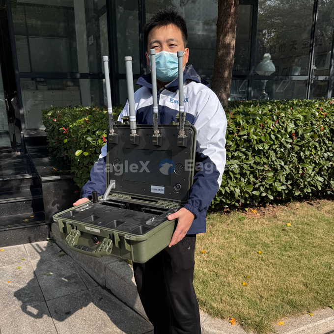 8-10KM FPV UAV ドローン検出範囲 リアルタイムパイロット位置付け付きハンドヘルドドローン検出器 2